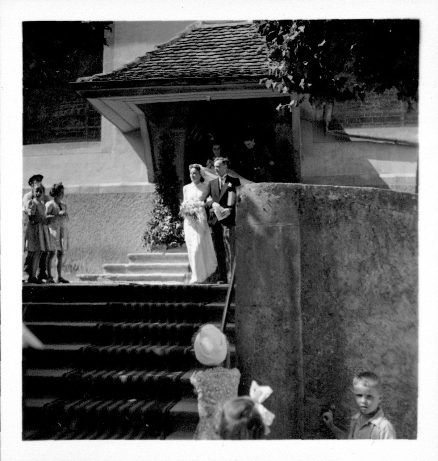 Sortie de l'église, au bras de son mari Bernard