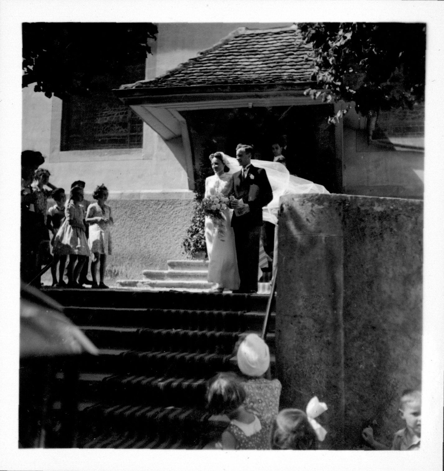 Sortie de l'église, au bras de son mari Bernard
