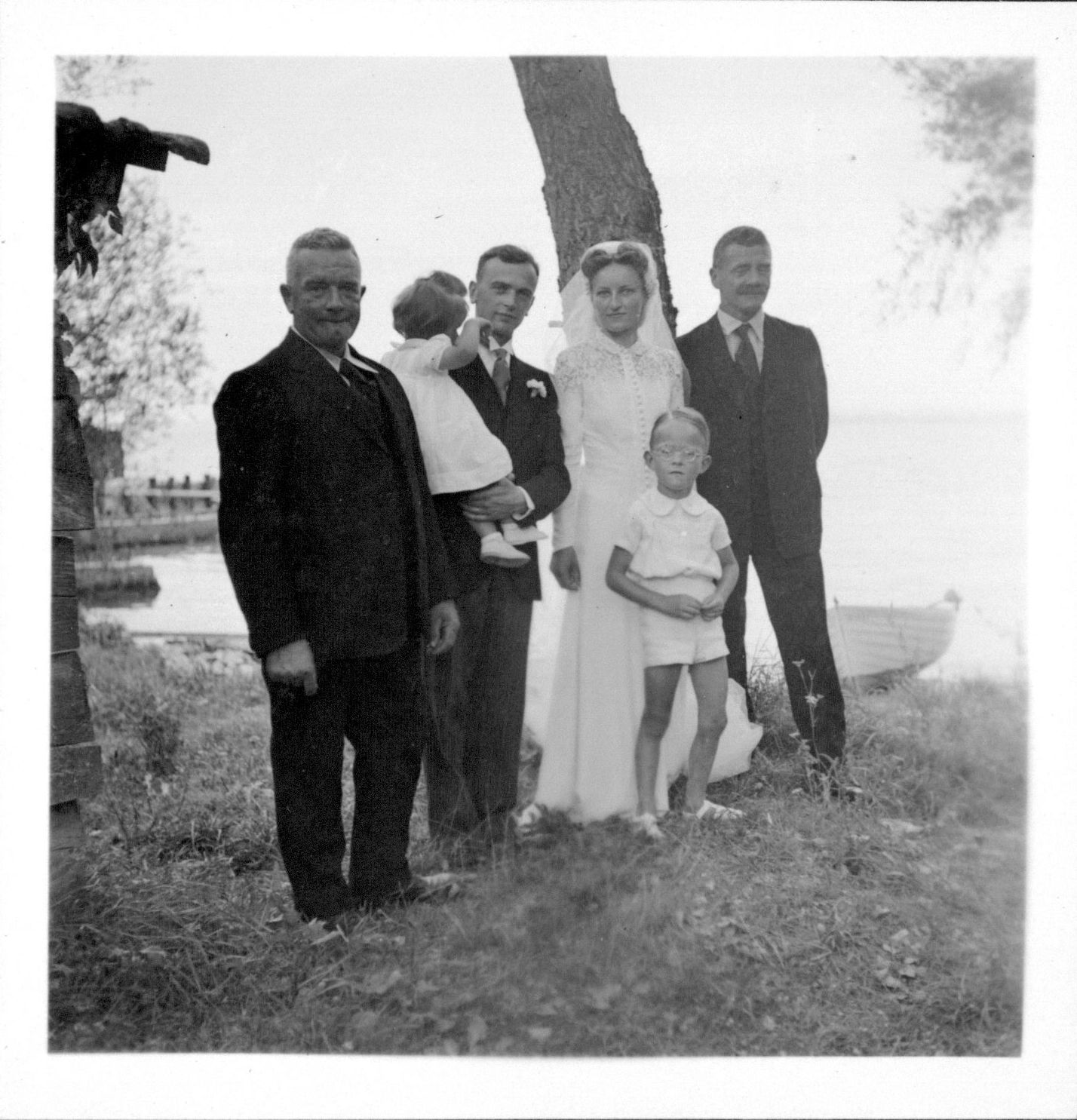 Les frères Arm, Georges et Charles entourent les mariés