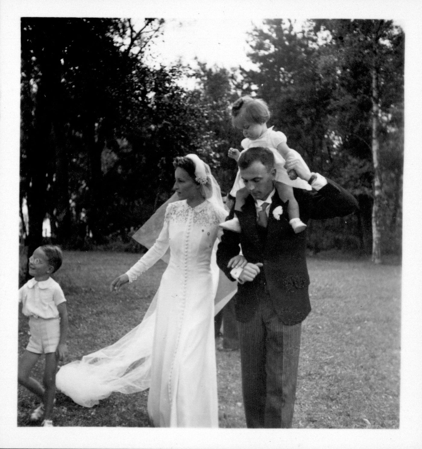 Les mariés avec leurs neveux Bernard et Anne-Françoise Koechlin