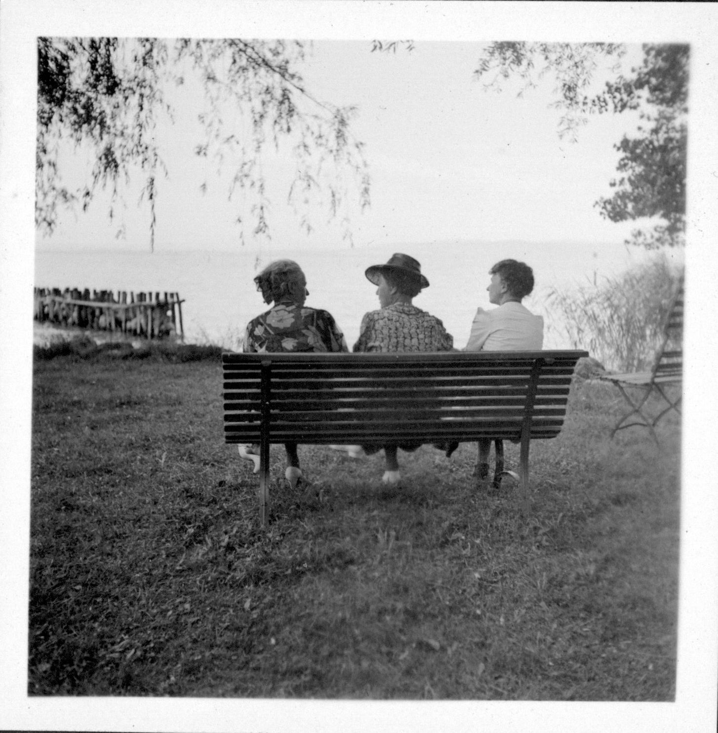 Trois dames au bord du lac