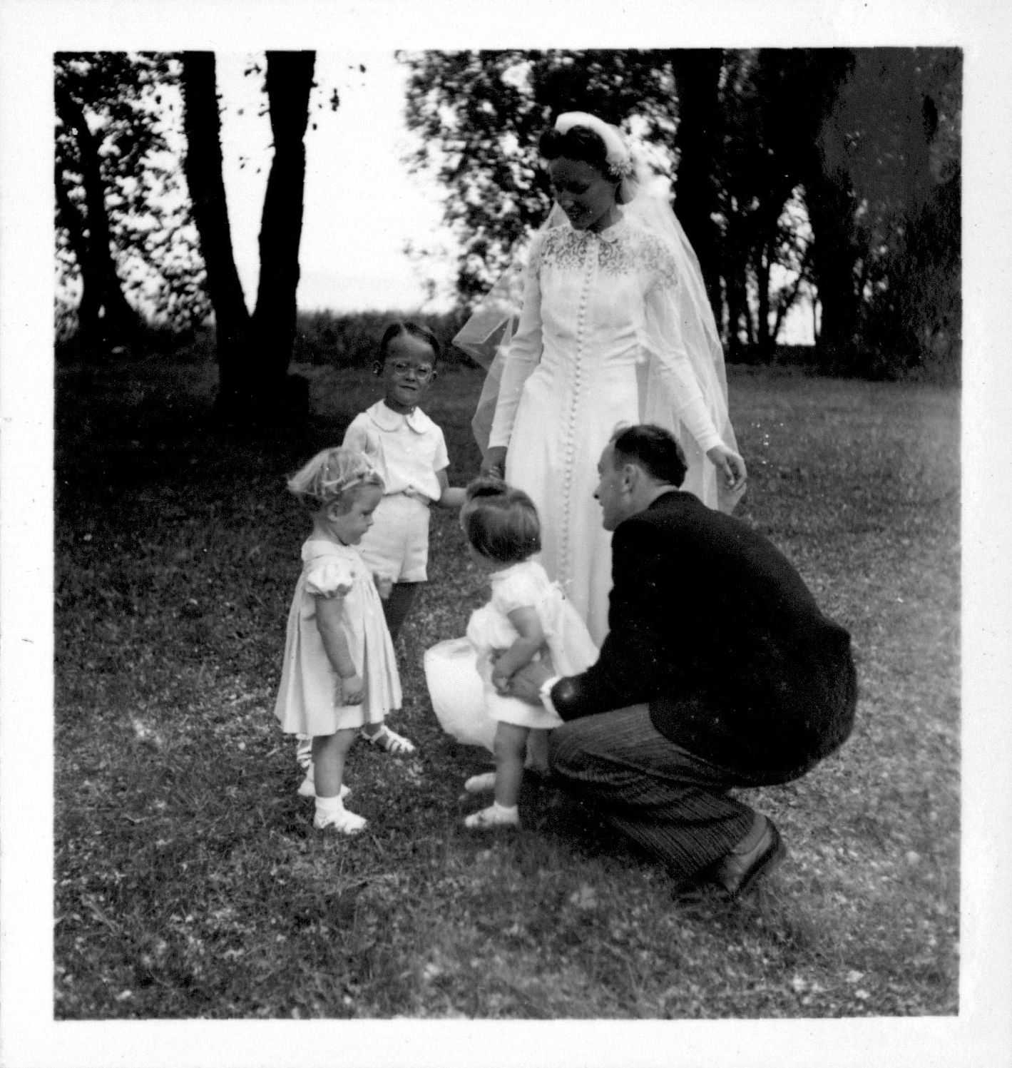 Les neveux entourent les mariés,  Anne de Perrot, Bernard et Anne-Françoise Koechlin