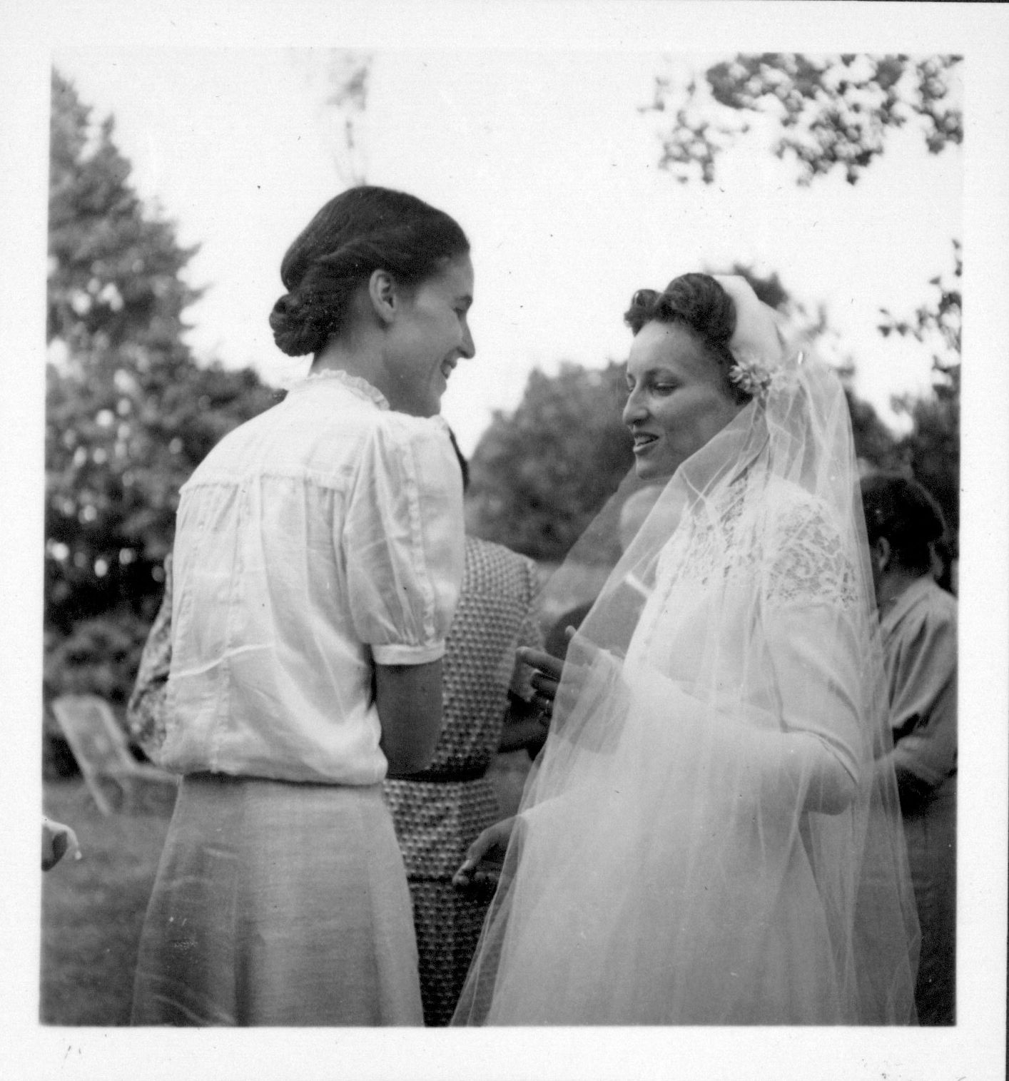 Anne-Françoise de Meuron (née Vaucher) félicite la mariée